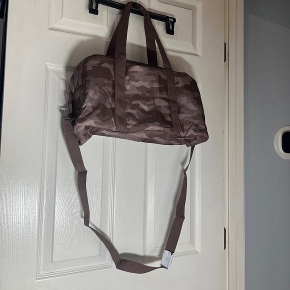 NEW! VICTORIA’S SECRET PINK CAMO duffel bag carryon trendy country cute - Picture 4 of 7